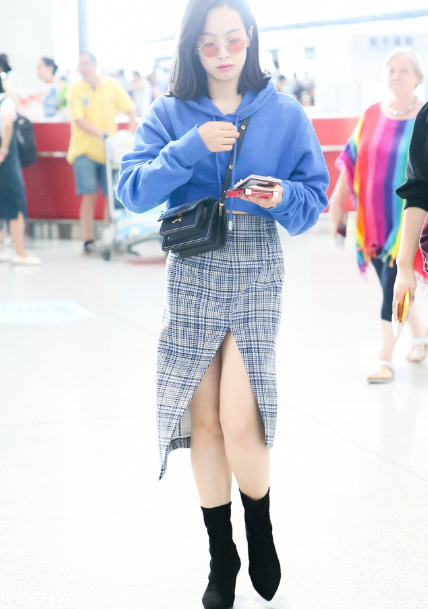 開衩裙應該怎么搭配？秀出性感美腿