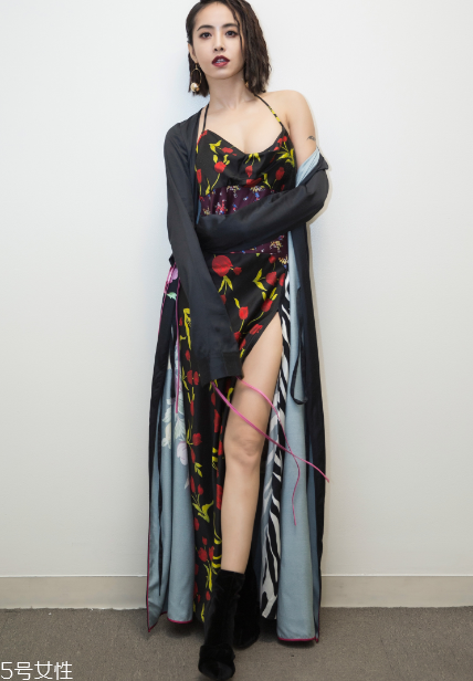 開衩裙應該怎么搭配？秀出性感美腿