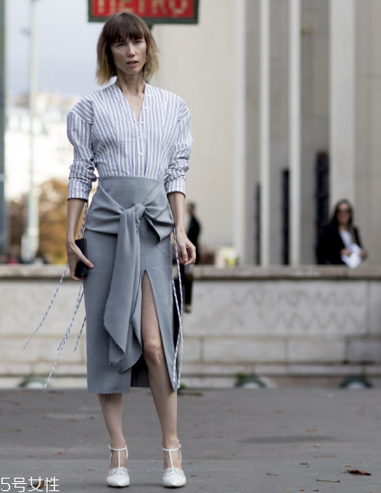 開衩裙應該怎么搭配？秀出性感美腿