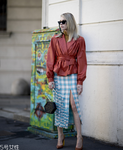 開衩裙應該怎么搭配？秀出性感美腿