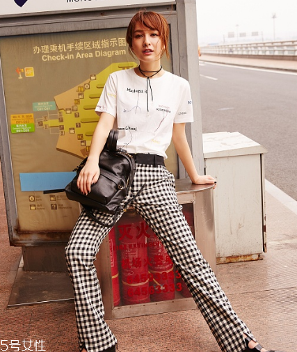 格紋褲子配什么上衣？最拉風(fēng)的春日穿搭