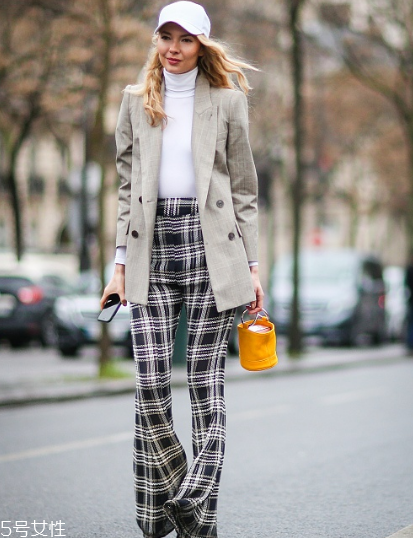 格紋褲子配什么上衣？最拉風(fēng)的春日穿搭