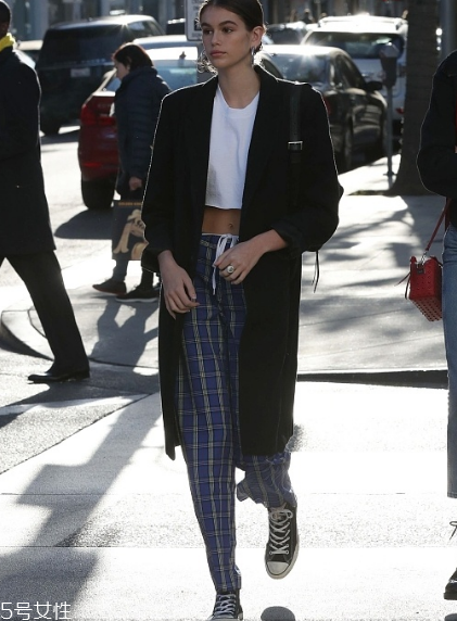 格紋褲子配什么上衣？最拉風(fēng)的春日穿搭