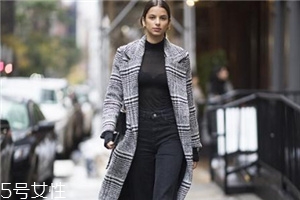 黑色打底衫怎么配衣服？時尚界的常青單品