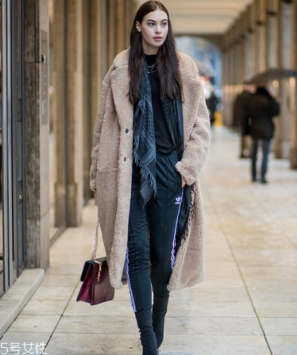 黑色打底衫怎么配衣服？時尚界的常青單品