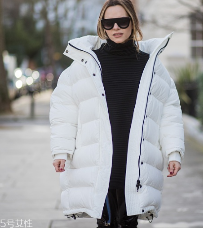 黑色打底衫怎么配衣服？時尚界的常青單品