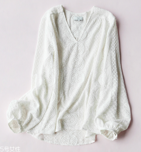 今年流行什么樣的白襯衫？襯衫也有新花樣