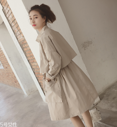 今年流行什么樣的風衣？這幾款少女感十足