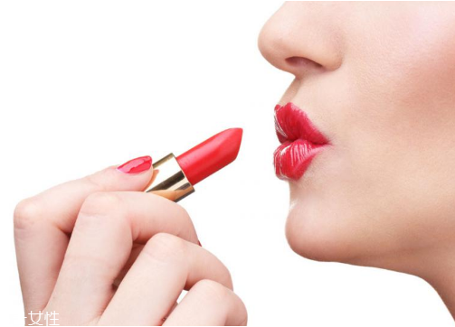涂口紅前用什么打底比較好 涂口紅的方法及詳細步驟圖解