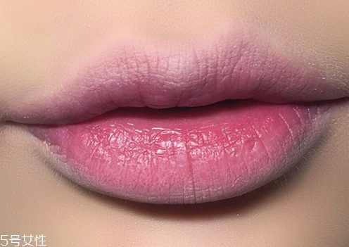涂口紅前用什么打底比較好 涂口紅的方法及詳細步驟圖解