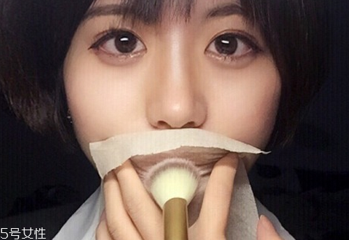 涂口紅前用什么打底比較好 涂口紅的方法及詳細步驟圖解