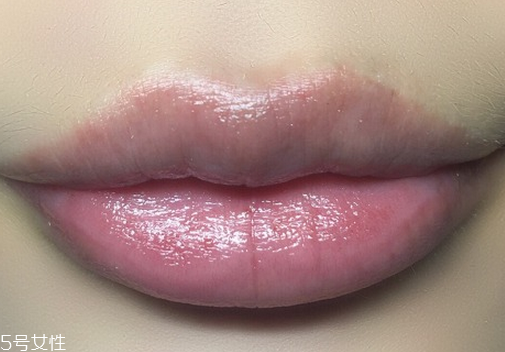 涂口紅前用什么打底比較好 涂口紅的方法及詳細步驟圖解