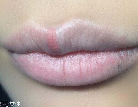 涂口紅前用什么打底比較好 涂口紅的方法及詳細步驟圖解