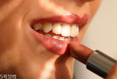 涂口紅前用什么打底比較好 涂口紅的方法及詳細步驟圖解