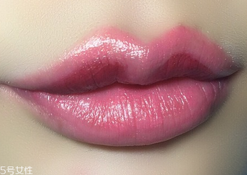 涂口紅前用什么打底比較好 涂口紅的方法及詳細步驟圖解