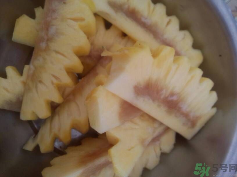 菠蘿里面發(fā)黑能吃嗎？切開菠蘿里面是黑色的怎么回事？