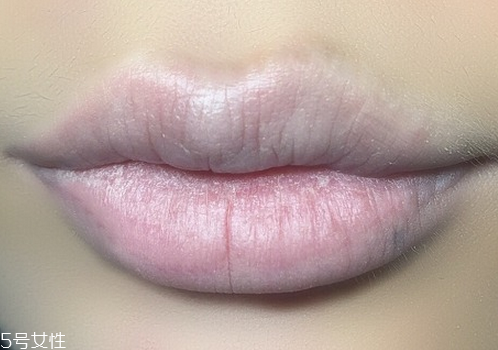 涂口紅前用什么打底比較好 涂口紅的方法及詳細步驟圖解