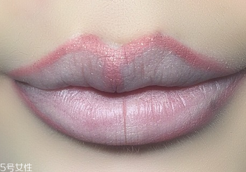 涂口紅前用什么打底比較好 涂口紅的方法及詳細步驟圖解