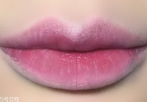涂口紅前用什么打底比較好 涂口紅的方法及詳細步驟圖解