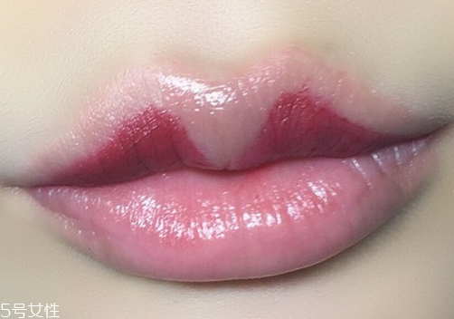 涂口紅前用什么打底比較好 涂口紅的方法及詳細步驟圖解