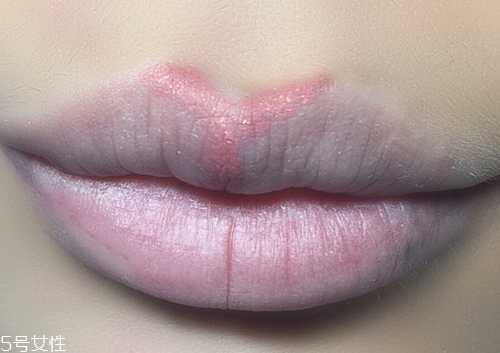 涂口紅前用什么打底比較好 涂口紅的方法及詳細步驟圖解