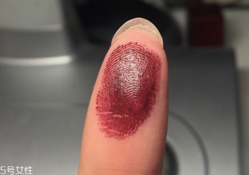 涂口紅前用什么打底比較好 涂口紅的方法及詳細步驟圖解