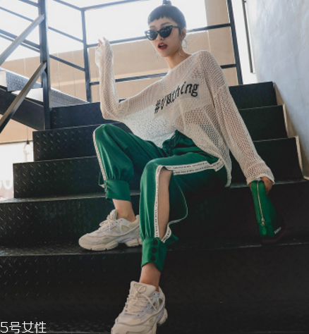 運動褲為什么洗了發(fā)紅？運動褲清洗方法要得當(dāng)