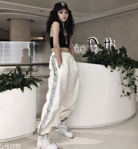 運動褲為什么洗了發(fā)紅？運動褲清洗方法要得當(dāng)