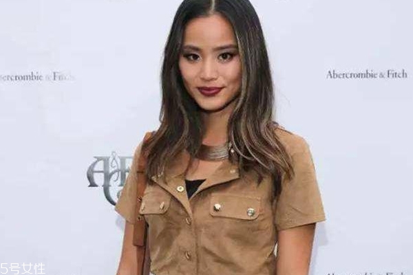 皮膚黃適合穿藍(lán)色嗎？淺色系是首選