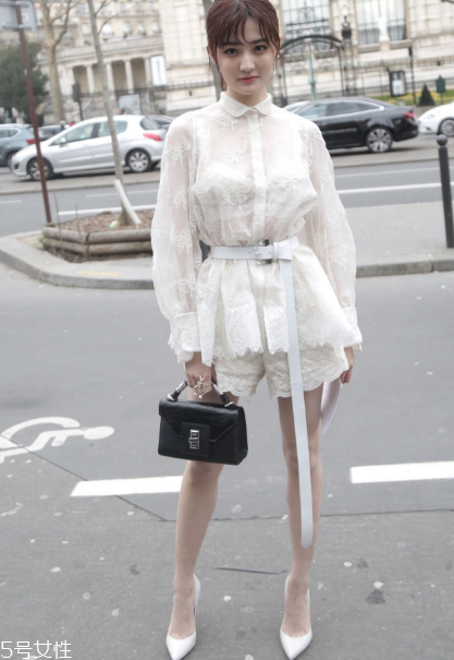 泡泡袖衣服怎么搭配？在大女人和小公舉之間自由轉換
