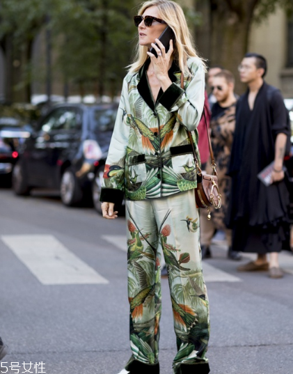 睡衣外穿怎么搭配好看？自由自在的慵懶少女