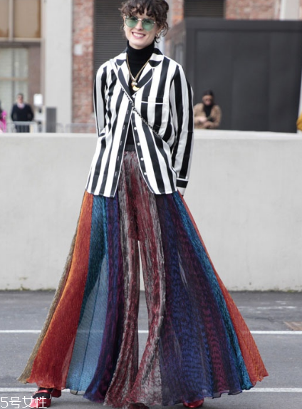 睡衣外穿怎么搭配好看？自由自在的慵懶少女