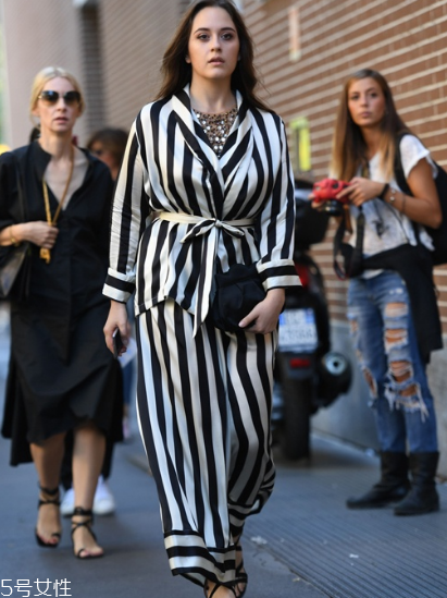 睡衣外穿怎么搭配好看？自由自在的慵懶少女