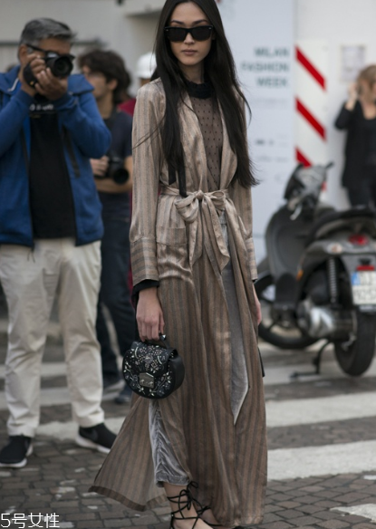 睡衣外穿怎么搭配好看？自由自在的慵懶少女