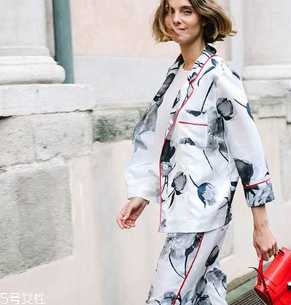 睡衣外穿怎么搭配好看？自由自在的慵懶少女