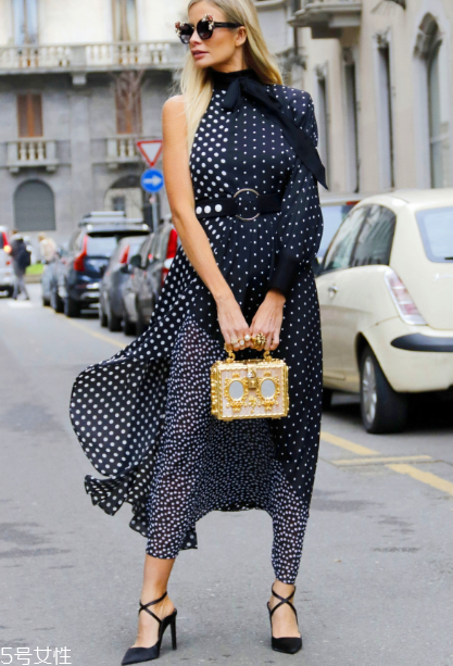 露肩裝怎么穿好看？用它撩倒全世界吧