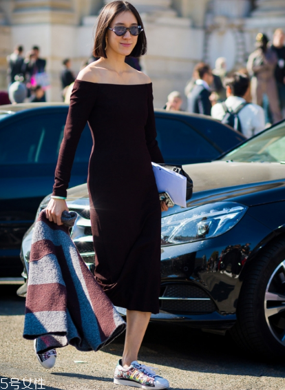 露肩裝怎么穿好看？用它撩倒全世界吧