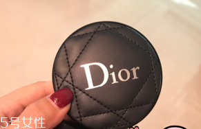 迪奧真皮外殼氣墊功效 顏值與內(nèi)涵并存的氣墊 迪奧真皮外殼氣墊功效 顏值與內(nèi)涵并存的氣墊