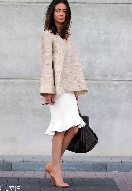 包臀裙配什么上衣好看？給你一個充滿女人味的春天