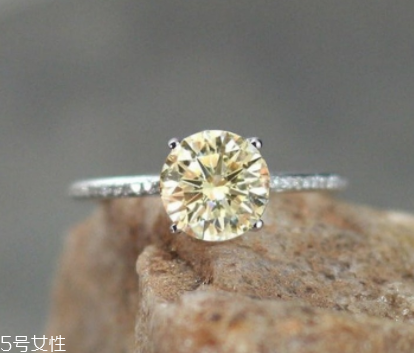 新娘戴什么戒指比較好看？明黃也能代表永恒