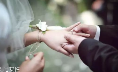 新娘戴什么戒指比較好看？明黃也能代表永恒