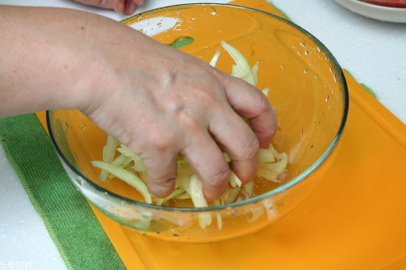 白蘿卜皮能吃嗎 白蘿卜皮切絲更好吃 白蘿卜皮能吃嗎 白蘿卜皮切絲更好吃