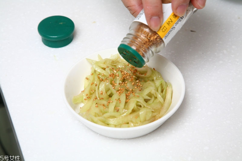 白蘿卜皮能吃嗎 白蘿卜皮切絲更好吃 白蘿卜皮能吃嗎 白蘿卜皮切絲更好吃