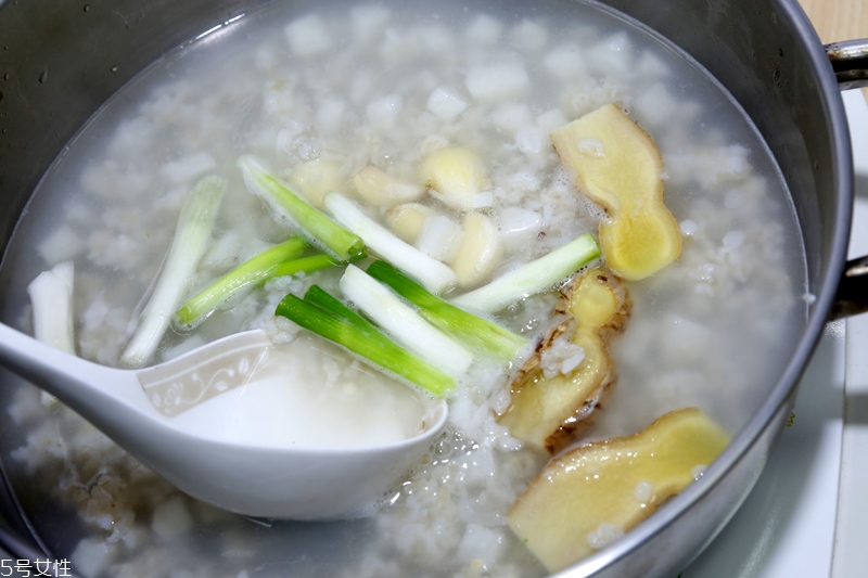 夏天吹空調(diào)咳嗽喝什么好 夏天吹空調(diào)咳嗽喝什么好