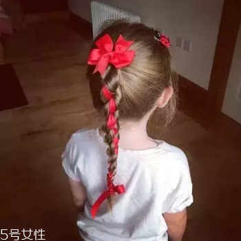 八字劉海怎么弄才好看 可愛(ài)軟萌的小女孩發(fā)型綁扎方法 八字劉海怎么弄才好看 可愛(ài)軟萌的小女孩發(fā)型綁扎方法