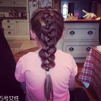 八字劉海怎么弄才好看 可愛(ài)軟萌的小女孩發(fā)型綁扎方法 八字劉海怎么弄才好看 可愛(ài)軟萌的小女孩發(fā)型綁扎方法