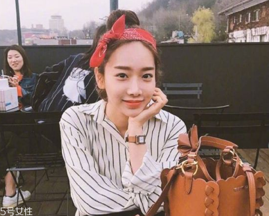 韓國發(fā)帶怎么帶好看 韓國發(fā)帶的系法圖解 韓國發(fā)帶怎么帶好看 韓國發(fā)帶的系法圖解