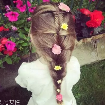八字劉海怎么弄才好看 可愛(ài)軟萌的小女孩發(fā)型綁扎方法 八字劉海怎么弄才好看 可愛(ài)軟萌的小女孩發(fā)型綁扎方法