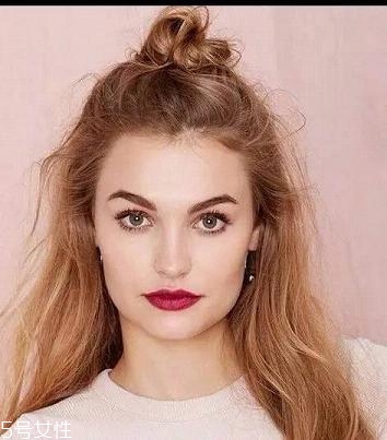 丸子頭適合什么臉型 一秒扎成的超美丸子頭 丸子頭適合什么臉型 一秒扎成的超美丸子頭