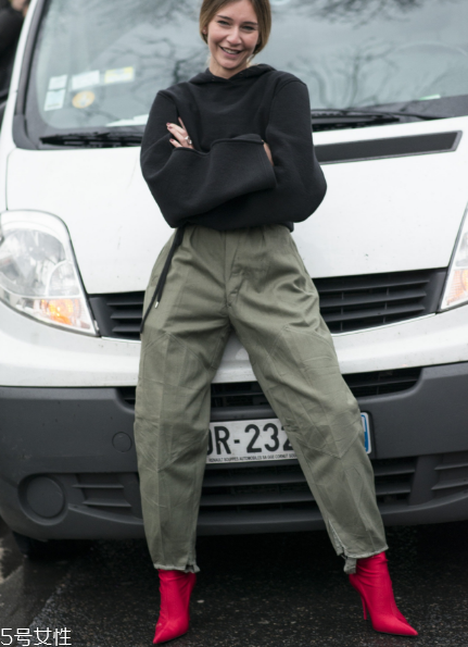 工裝褲怎么搭配好看？比牛仔褲時髦多了